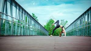 曼联本赛季在劫富济贫中表现突出，对阵强队全胜，但中下游球队难求一胜，有望争夺欧冠资格。