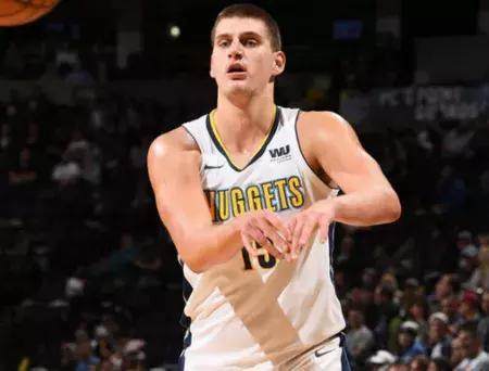 球员市场上 球员市场上